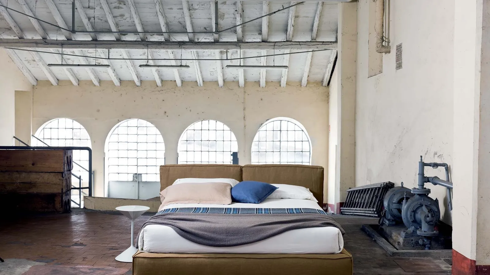 Letto in tessuto imbottito con testiera Piuma di Veneran