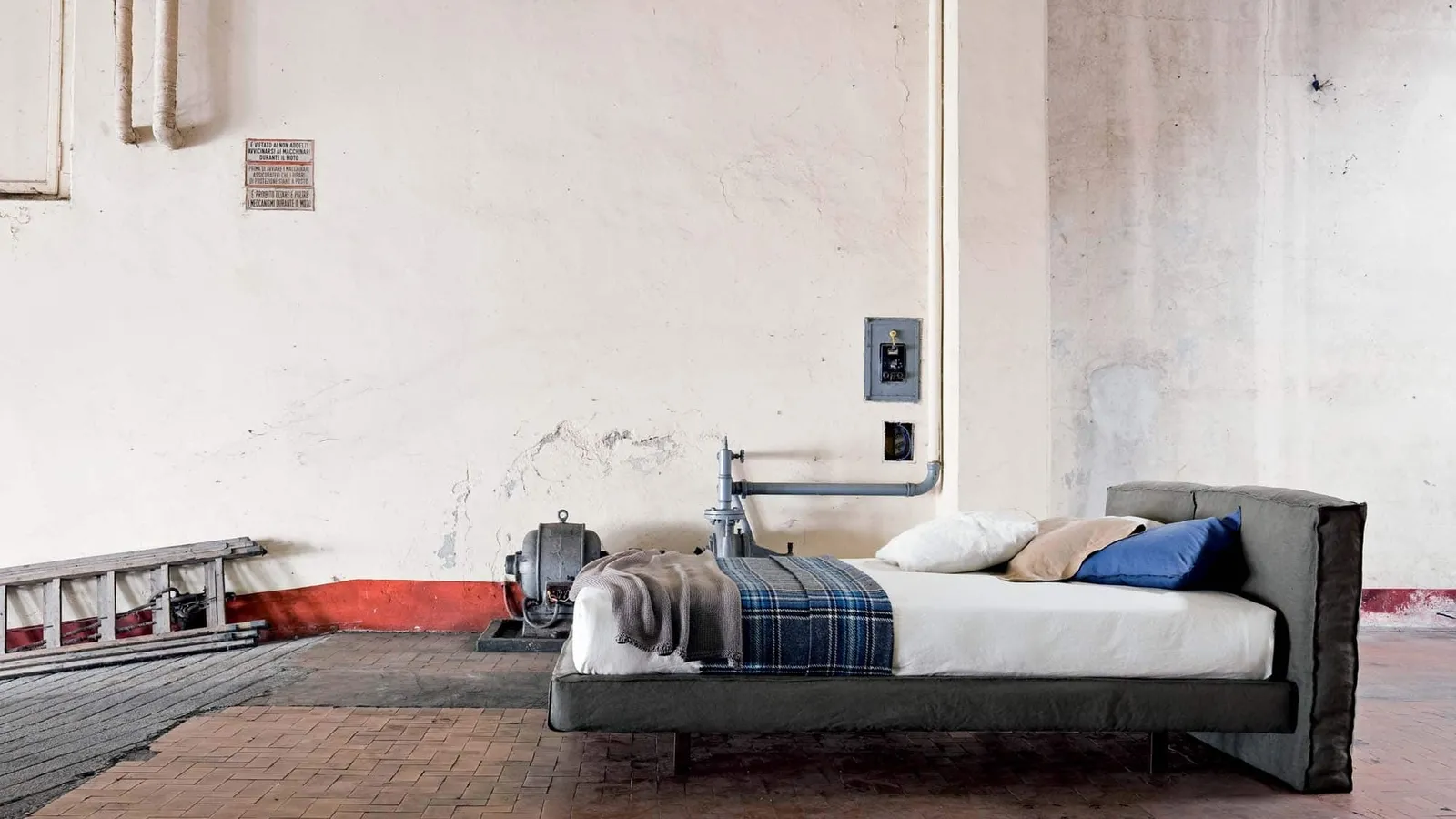 Letto in tessuto imbottito e piedini in metallo Piuma di Veneran