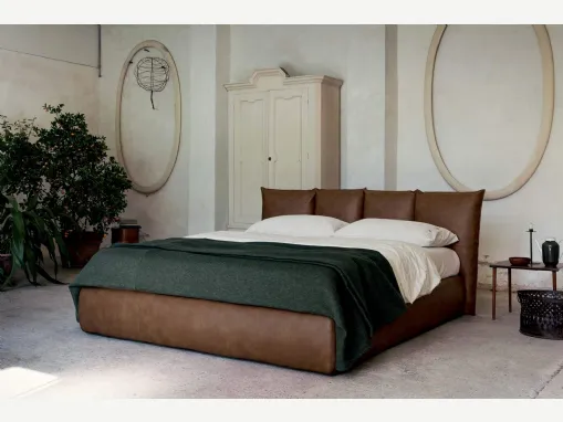 Letto in ecopelle vintage con testiera avvolgente e box contenitore Plissé di Veneran