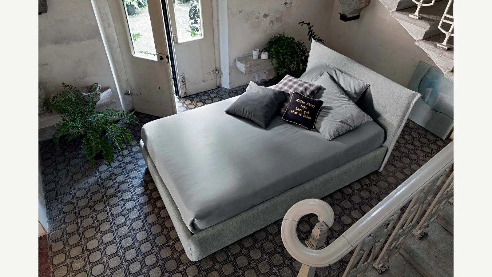 Letto in tessuto imbottito con testiera Twin Line di Veneran
