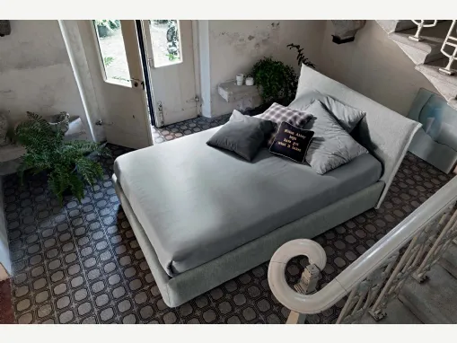 Letto in tessuto imbottito con testiera Twin Line di Veneran