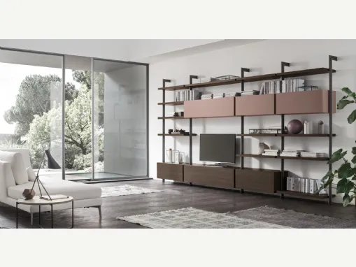 Libreria a muro O Pen SU2127 in melaminico Rovere Thea e laccato opaco Cipria con montanti e supporti in metallo laccato opaco Manganese di Maronese Acf