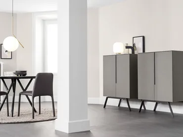 Madia Alta Cleo 01 in laccato opaco con piedi in metallo di Novamobili