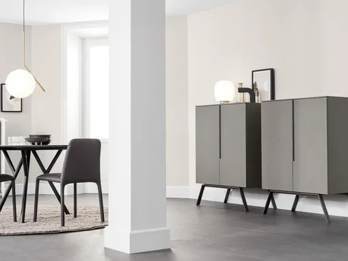 Madia Alta Cleo 01 in laccato opaco con piedi in metallo di Novamobili