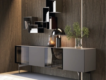 Madia Lucifer in laccato e vetro di Voltan