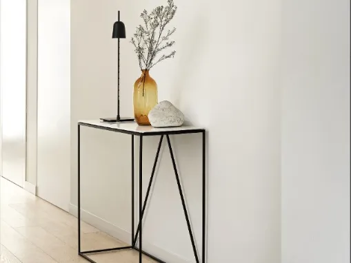 Mobile ingresso Thin con top in ceramica e base in metallo di Calligaris