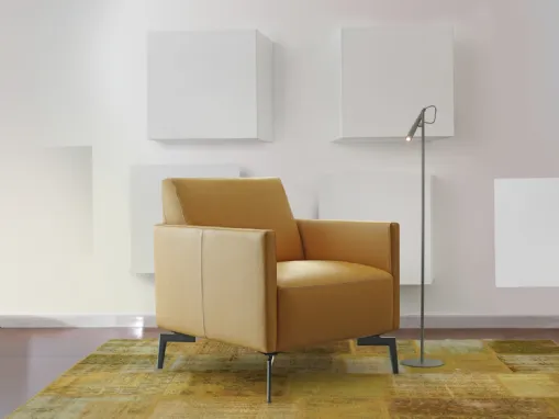 Poltroncina in pelle Chanel di Calia