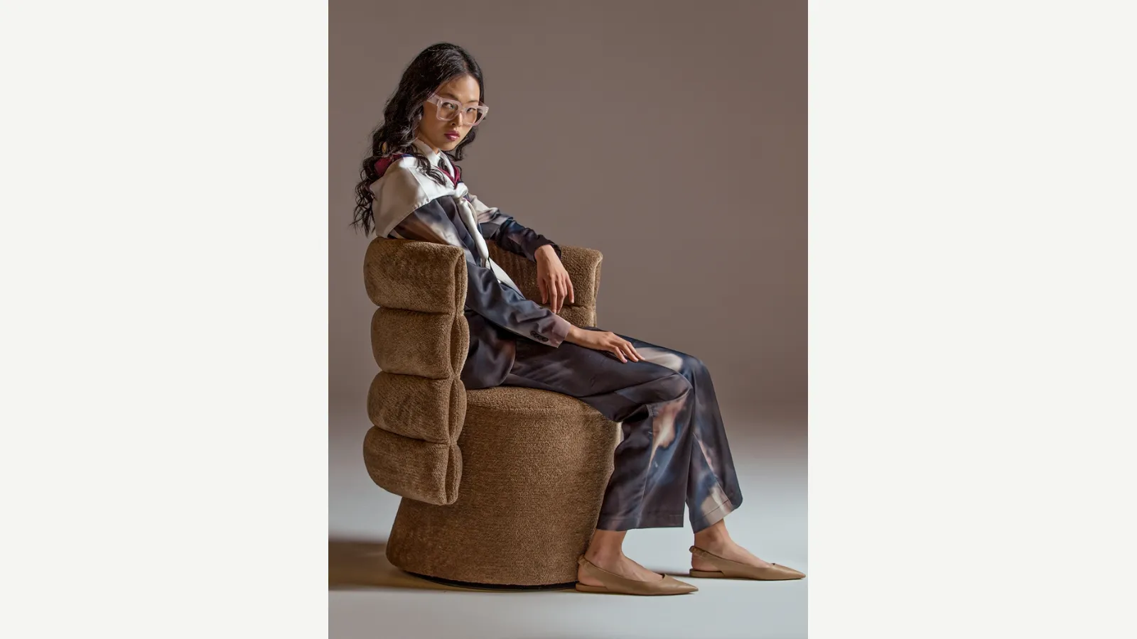 Poltroncina di design in tessuto imbottito Lady G di Calia
