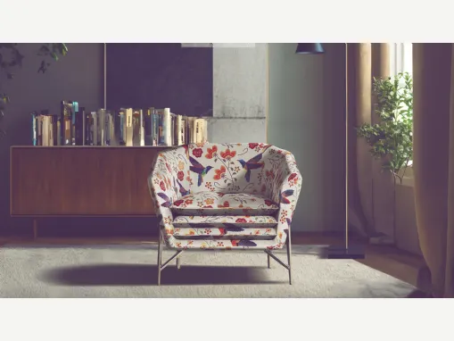 Poltroncina in tessuto floreale con seduta stratificata Mater Familias di Calia