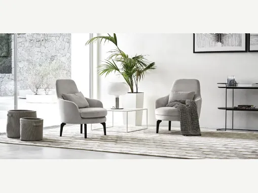 Poltroncina in tessuto con piedini in legno di frassino Medea di Calligaris