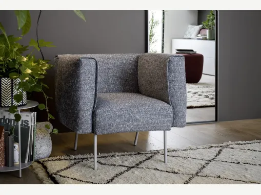 Poltroncina Onni in tessuto imbottito di Novamobili