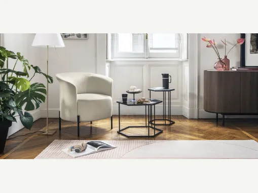 Poltroncina in tessuto con piedini in metallo Rendez-Vous di Calligaris