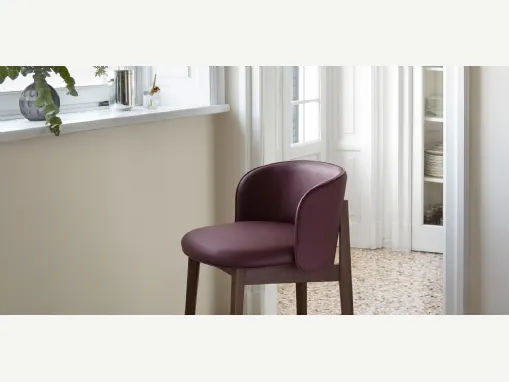 Sgabello in ecopelle con struttura in legno massello Abrey di Calligaris