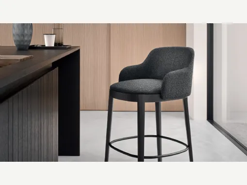 Sgabello Adèl in tessuto imbottito con base in legno di Calligaris