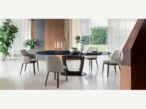 Sedia Adèl in tessuto con o senza braccioli con gambe in legno massello di Calligaris