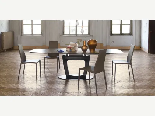 Sedia rivestita in cuoio Aida di Calligaris