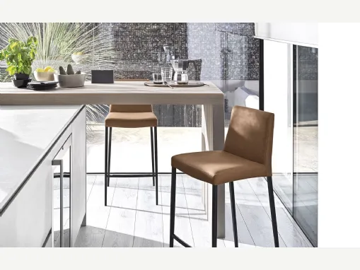 Sgabello in ecopelle con struttura in metallo verniciato Aida di Calligaris