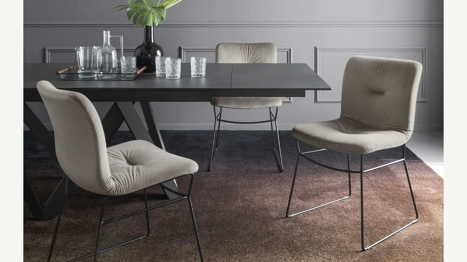 Sedia con imbottitura comfort e gambe in metallo a slitta Annie di Calligaris