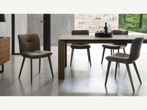 Sedia con imbottitura comfort e gambe in legno Annie di Calligaris