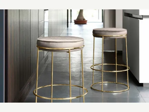 Sgabello in microfibra con struttura in ottone Atollo di Calligaris