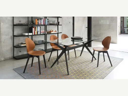 Sedia in cuoio con base in legno massello Basil di Calligaris