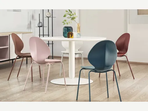 Sedia impilabile in polipropilene a forma di foglia con base in metallo Basil di Calligaris