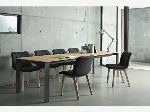 Sedia Kuga in tessuto imbottito e trapuntato con base in legno di Bontempi