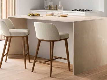 Sgabello in tessuto con struttura in frassino Foyer di Calligaris