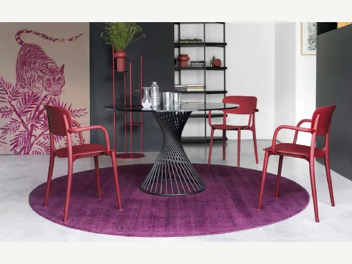 Sedia Liberty in polipropilene con braccioli di Calligaris
