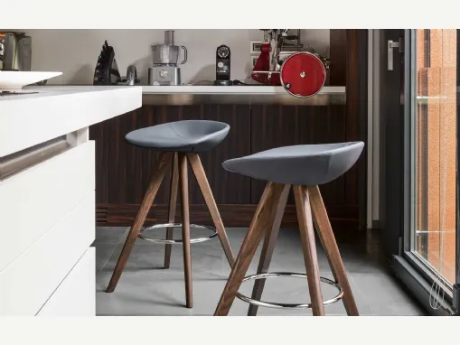 Sgabello Palm in tessuto effetto pelle di Calligaris