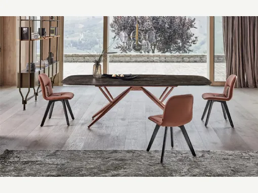 Sedia Chantal in pelle con base in legno massello di Bontempi