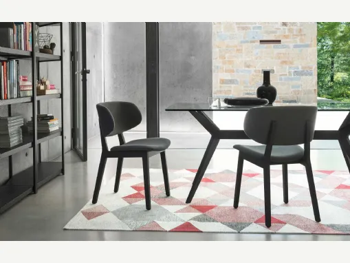 Sedia in tessuto con struttura in legno massello Claire di Calligaris