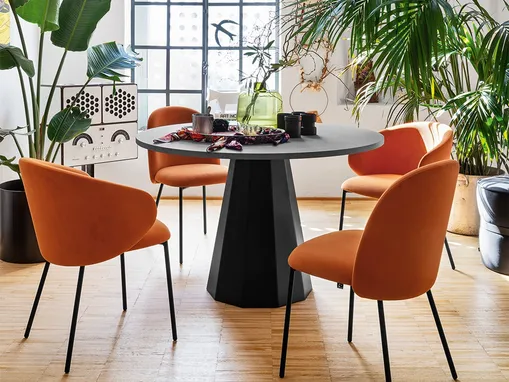 Sedia Tuka in tessuto imbottito di Connubia