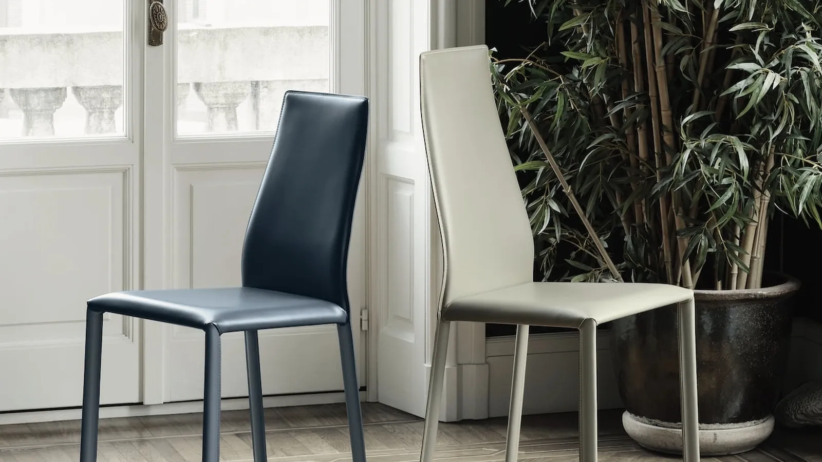 Sedia Dalila completamente rivestita in cuoio di Bontempi