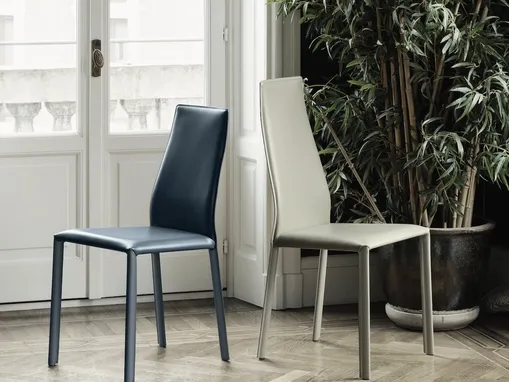 Sedia Dalila completamente rivestita in cuoio di Bontempi