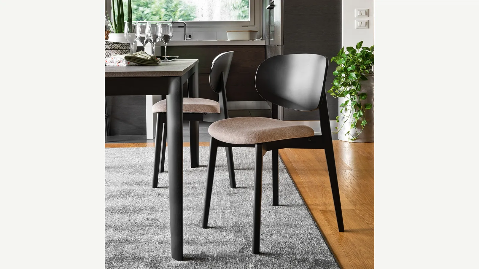 Sedia in legno dal design classico con seduta imbottita Eide di Connubia