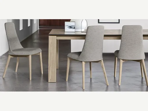 Sedia in tessuto con schienale alto e gambe in legno massello Etoile di Calligaris