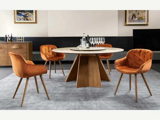Sedia Igloo in tessuto trapuntato con gambe in legno massello di Calligaris
