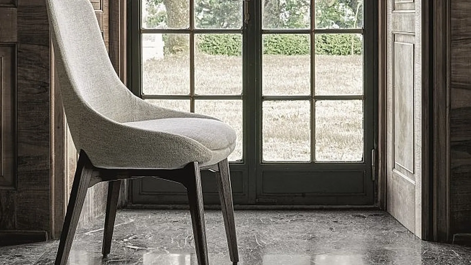 Sedia in tessuto con gambe in legno massello Linear di Ditre Italia