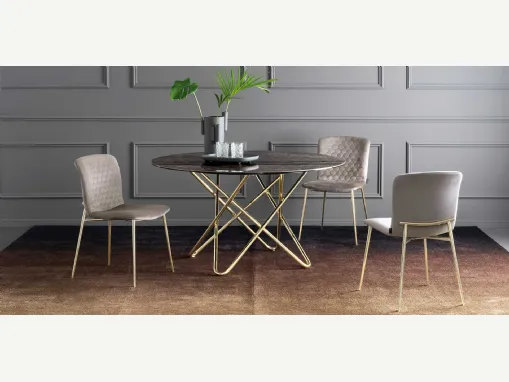 Sedia Love in tessuto trapuntato con gambe in ottone lucido di Calligaris