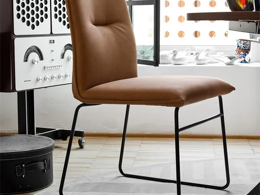 Sedia in ecopelle con struttura in metallo a slitta Maya di Connubia