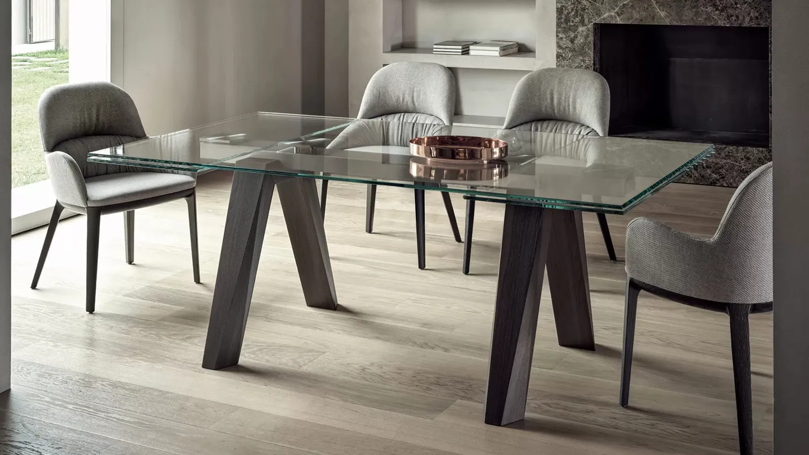 Sedia Queen in tessuto imbottito con gambe in legno massello di Bontempi