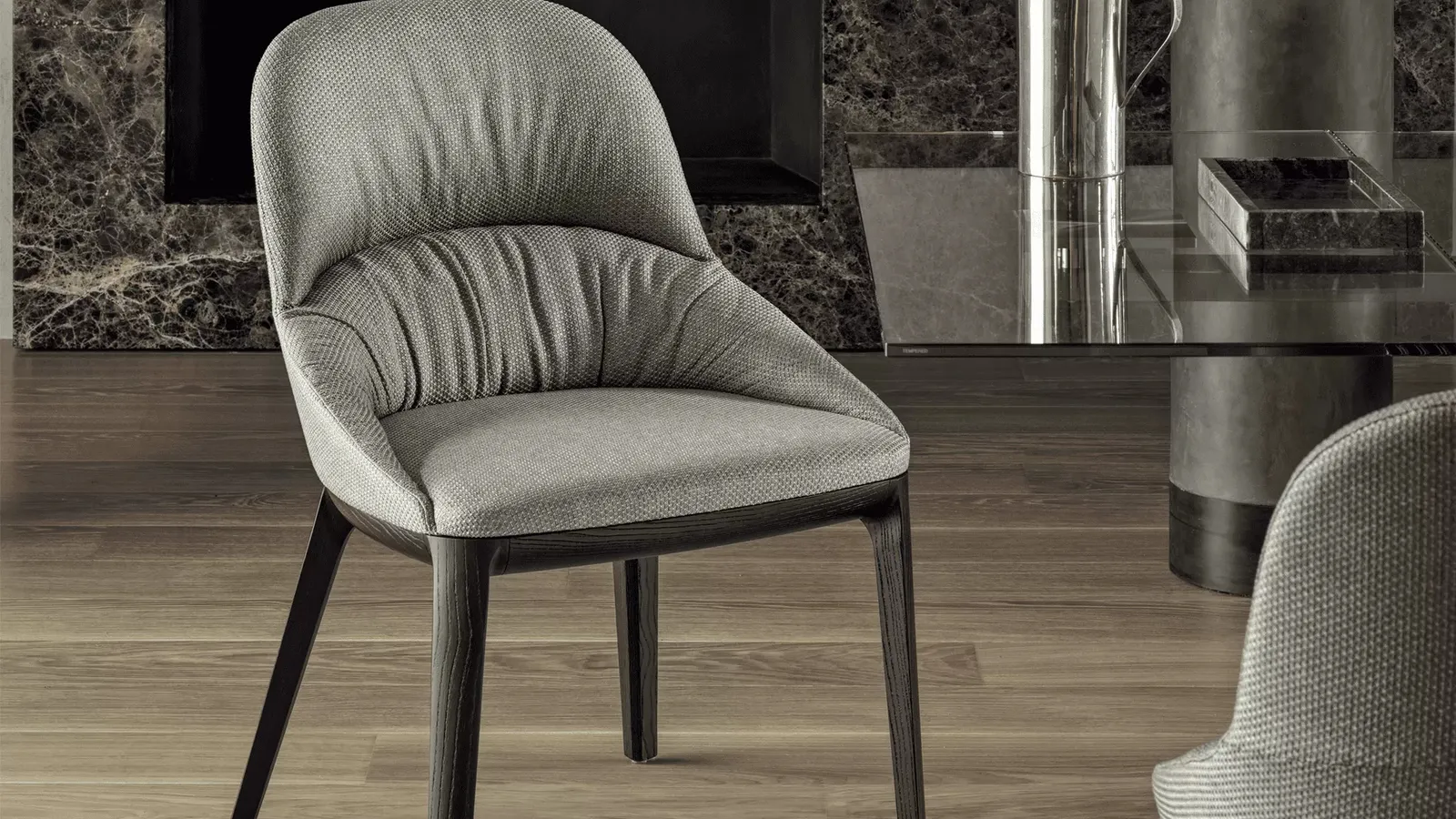 Sedia Queen in tessuto imbottito con gambe in legno massello di Bontempi