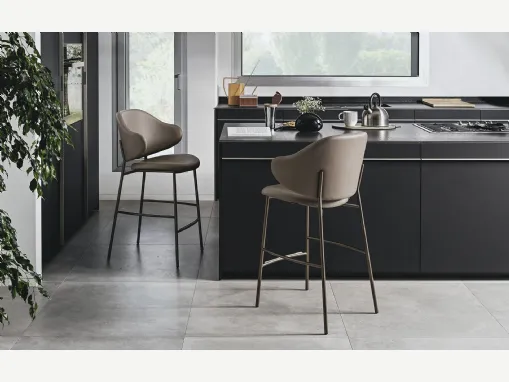 Sgabello in ecopelle con struttura in metallo Holly di Calligaris