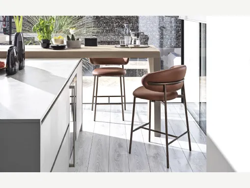 Sgabello in ecopelle con struttura in metallo Oleandro di Calligaris