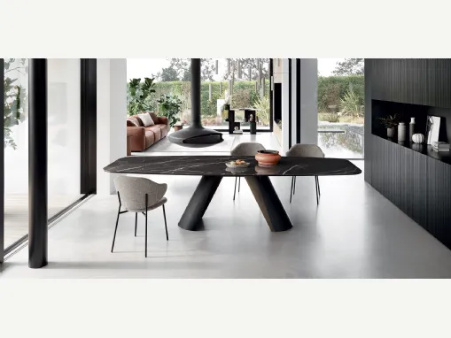 Tavolo Apian con top in ceramica con struttura in metallo Nero opaco di Calligaris