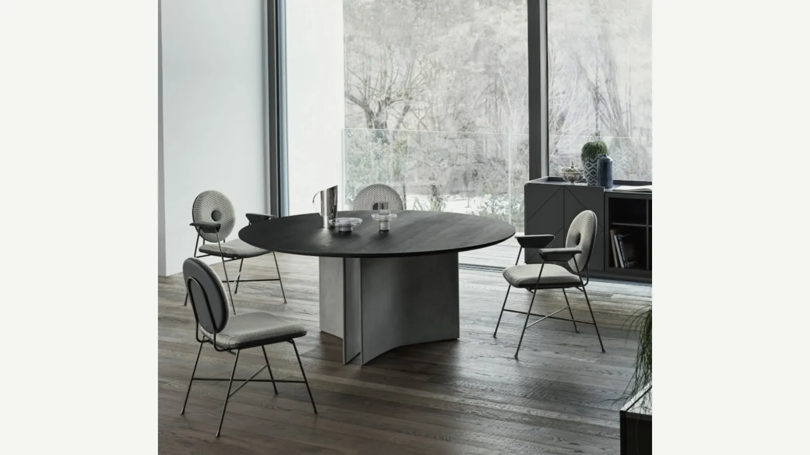 Tavolo rotondo Magnum con base in cemento e piano in legno impiallaciato di Bontempi