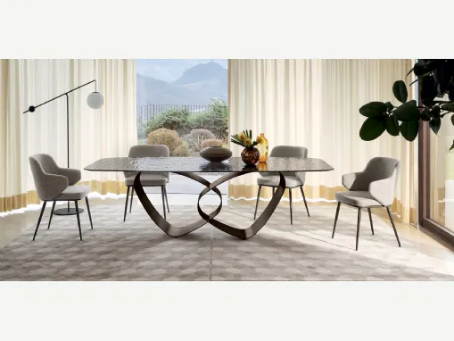 Tavolo Breeze con top in vetro e base in lamiera di Calligaris
