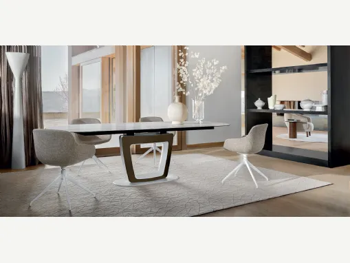 Tavolo Orbital con top in ceramica e base in laccato opaco con piastra in marmo di Calligaris
