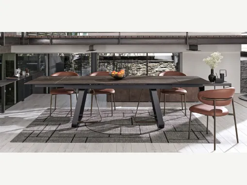 Tavolo allungabile Sunshine con top in ceramica effetto piombo e base in metallo di Calligaris